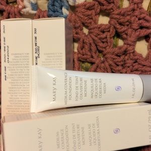 Mary Kay medium-coverage foundation beige 300, 1floz